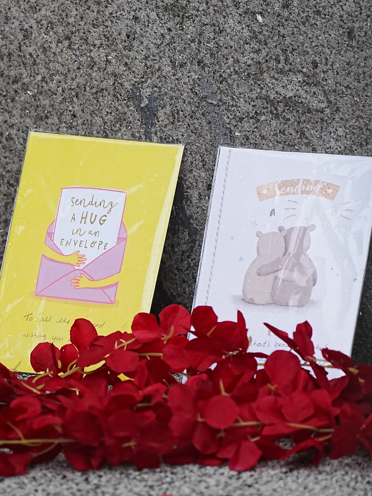 Blumen und Karten am Tatort der Amok-Fahrt in Liverpool