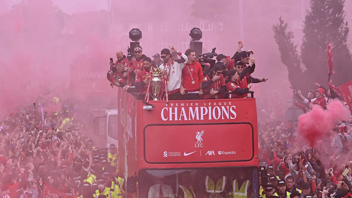 Die Mannschaft des FC Liverpool in einem offenen Bus bei der Meister-Parade durch die Straßen der Stadt