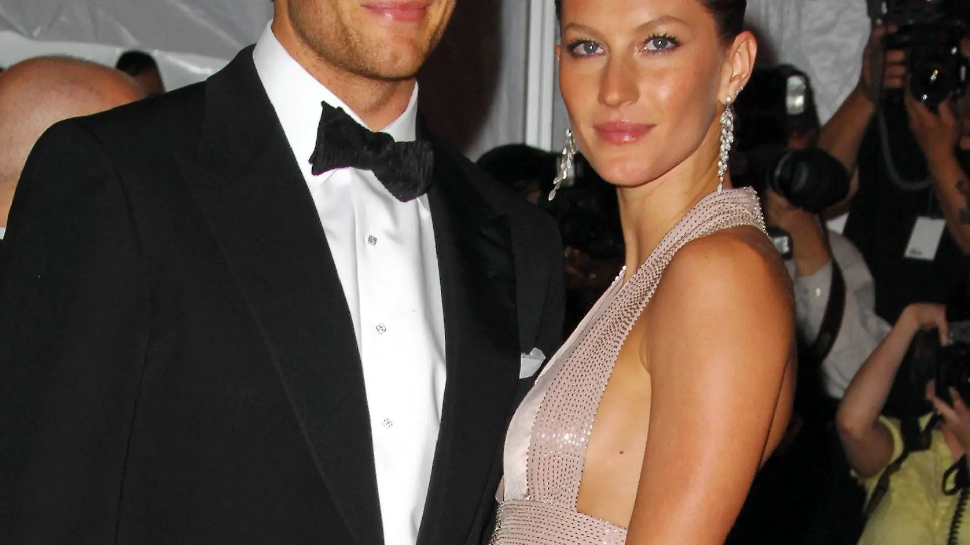ARCHIV - Supermodel Gisele Bündchen und US-Football-Star Tom Brady (Archivfoto vom 05.05.2008 in New York) haben am Donnerstag (26.02.2009) in Kalifornien geheiratet. «Usmagazine.com» zufolge fand die Hochzeit im engsten Kreis von Familie und Freunden in einer katholischen Kirche in Santa Monica statt. Die Brasilianerin habe eine elfenbeinfarbene Spitzenkreation von Dolce & Gabbana getragen. Auch ihre drei Hunde seien mit farblich passenden Schleifen verziert gewesen. Eine offizielle Bestätigung eines Sprechers des Paares gab es zunächst nicht. Foto: Gregorio Binuya (ACHTUNG: Nur für Tageszeitungen und nur zur einmaligen redaktionellen Verwendung) +++(c) dpa - Bildfunk+++