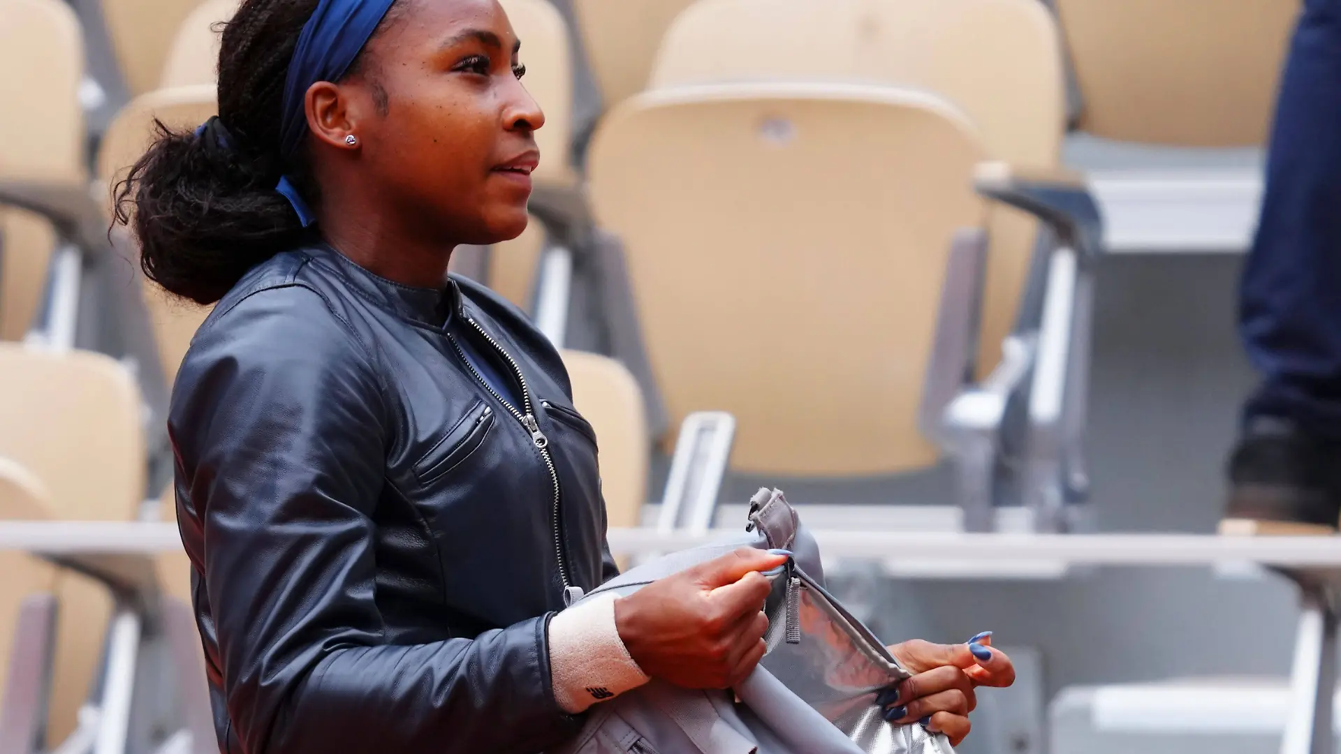 Tennisspielerin Coco Gauff zeigt bei den French Open 2025 ihre leere Tasche. Die US-Amerikanerin hat ihre Schläger vor der Erstrundenpartie gegen Olivia Gadecki vergessen.