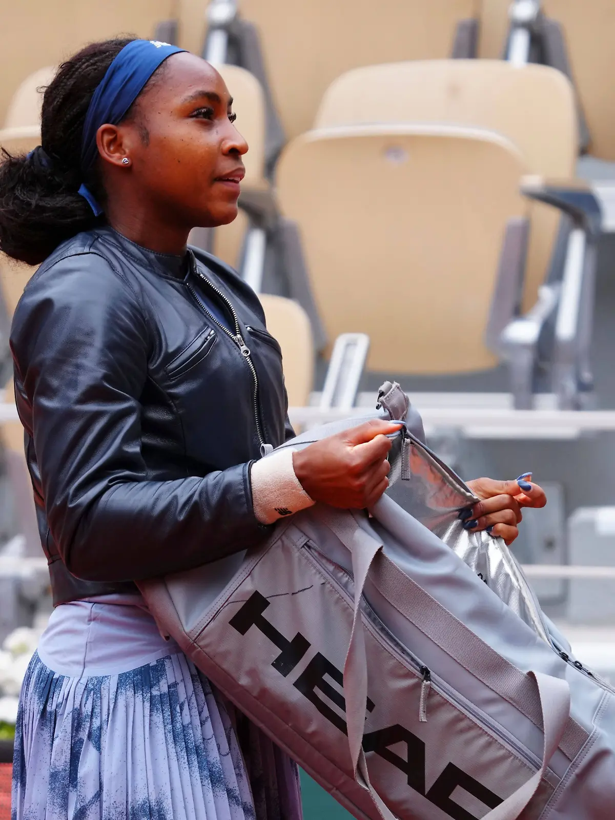 Tennisspielerin Coco Gauff zeigt bei den French Open 2025 ihre leere Tasche. Die US-Amerikanerin hat ihre Schläger vor der Erstrundenpartie gegen Olivia Gadecki vergessen. 