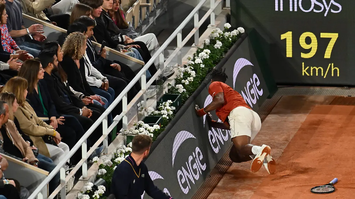 Roland Garros 2025: Gael Monfils kracht gegen Hugo Dellien in die Bande auf dem Court Philippe Chatrier
