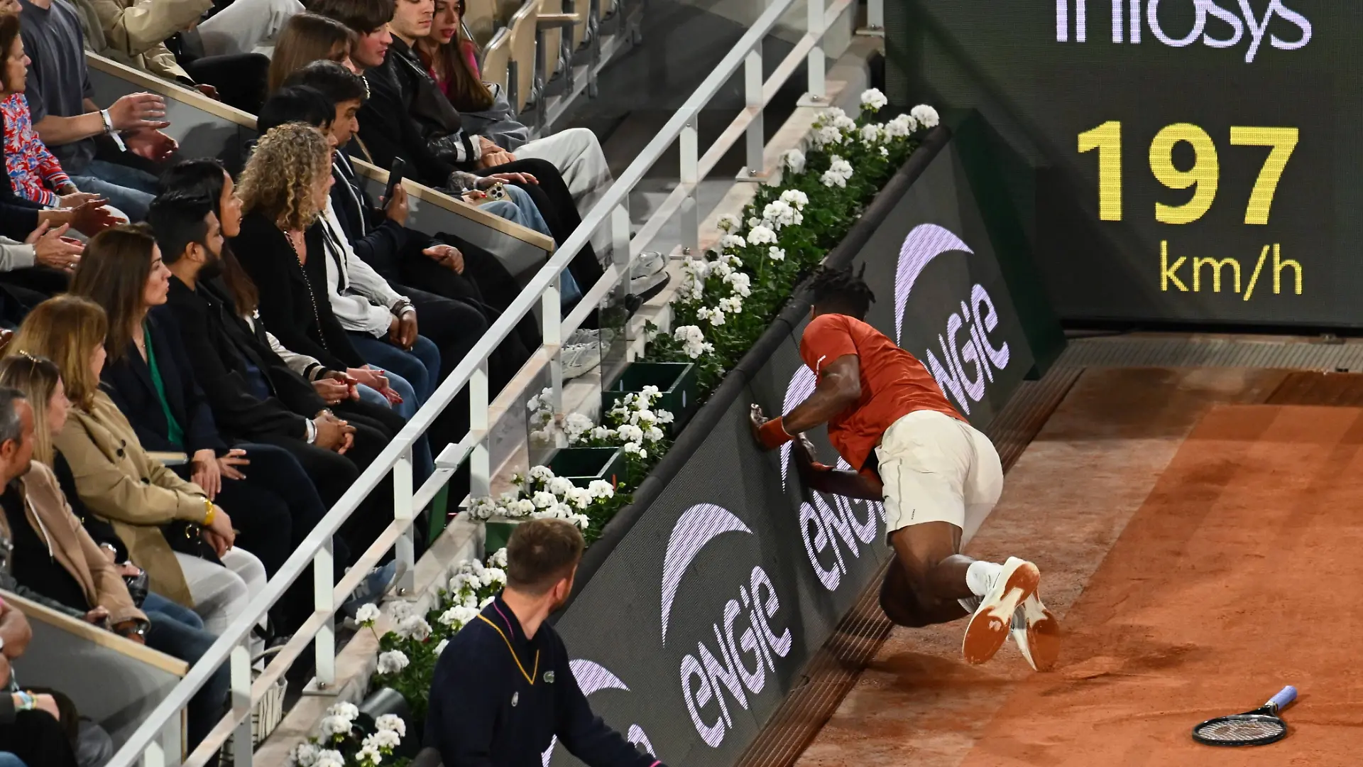 Roland Garros 2025: Gael Monfils kracht gegen Hugo Dellien in die Bande auf dem Court Philippe Chatrier