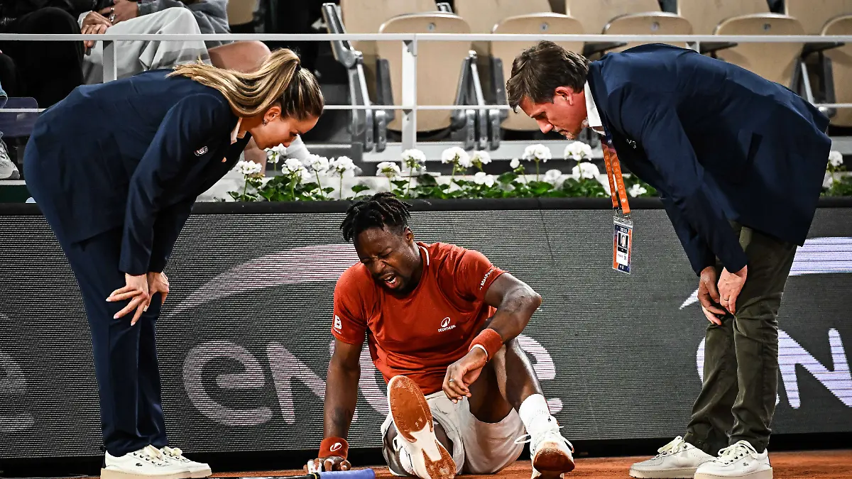 Roland Garros 2025: Gael Monfils kracht gegen Hugo Dellien in die Bande auf dem Court Philippe Chatrier