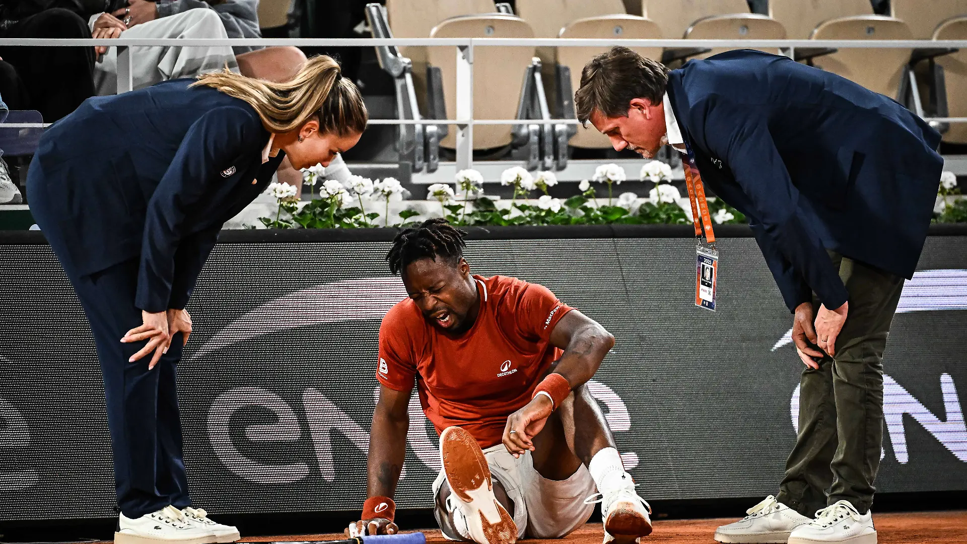 Roland Garros 2025: Gael Monfils kracht gegen Hugo Dellien in die Bande auf dem Court Philippe Chatrier