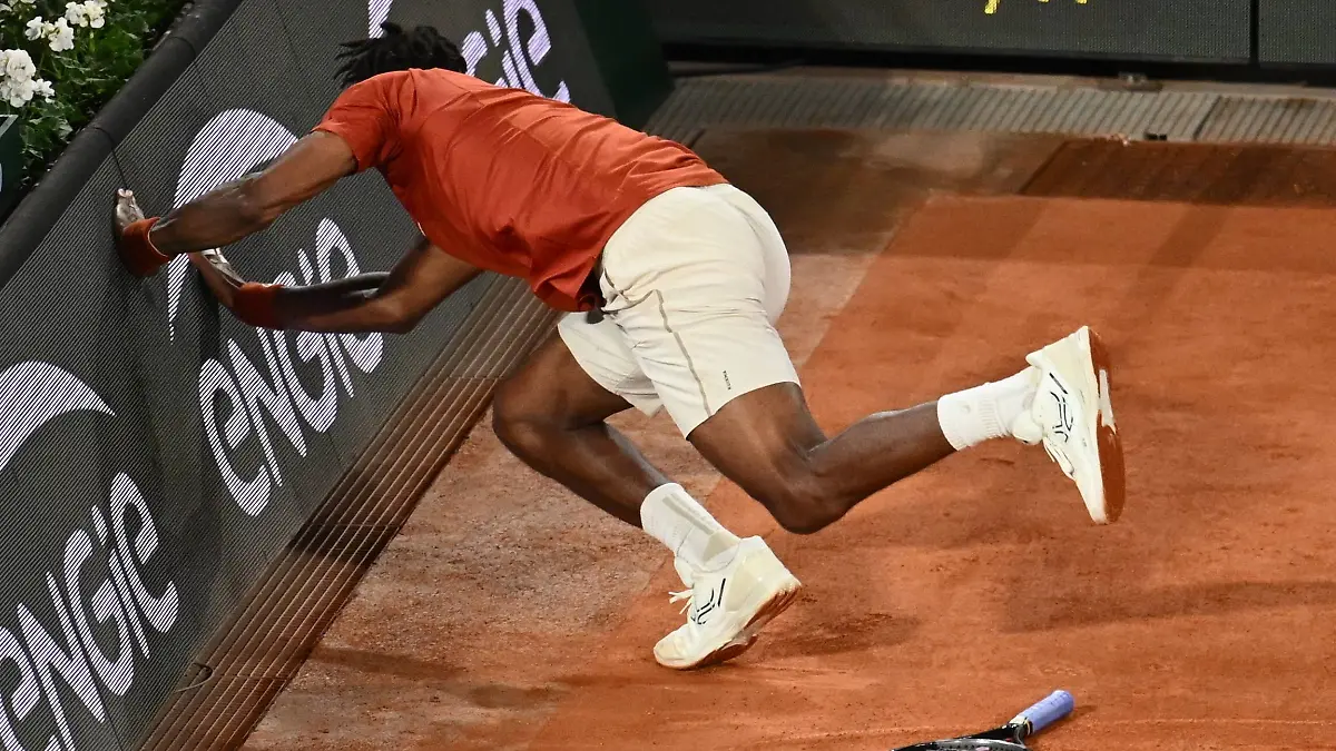 Roland Garros 2025: Gael Monfils kracht gegen Hugo Dellien in die Bande auf dem Court Philippe Chatrier