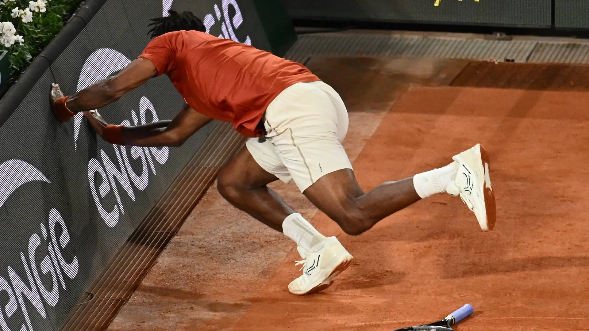 Roland Garros 2025: Gael Monfils kracht gegen Hugo Dellien in die Bande auf dem Court Philippe Chatrier