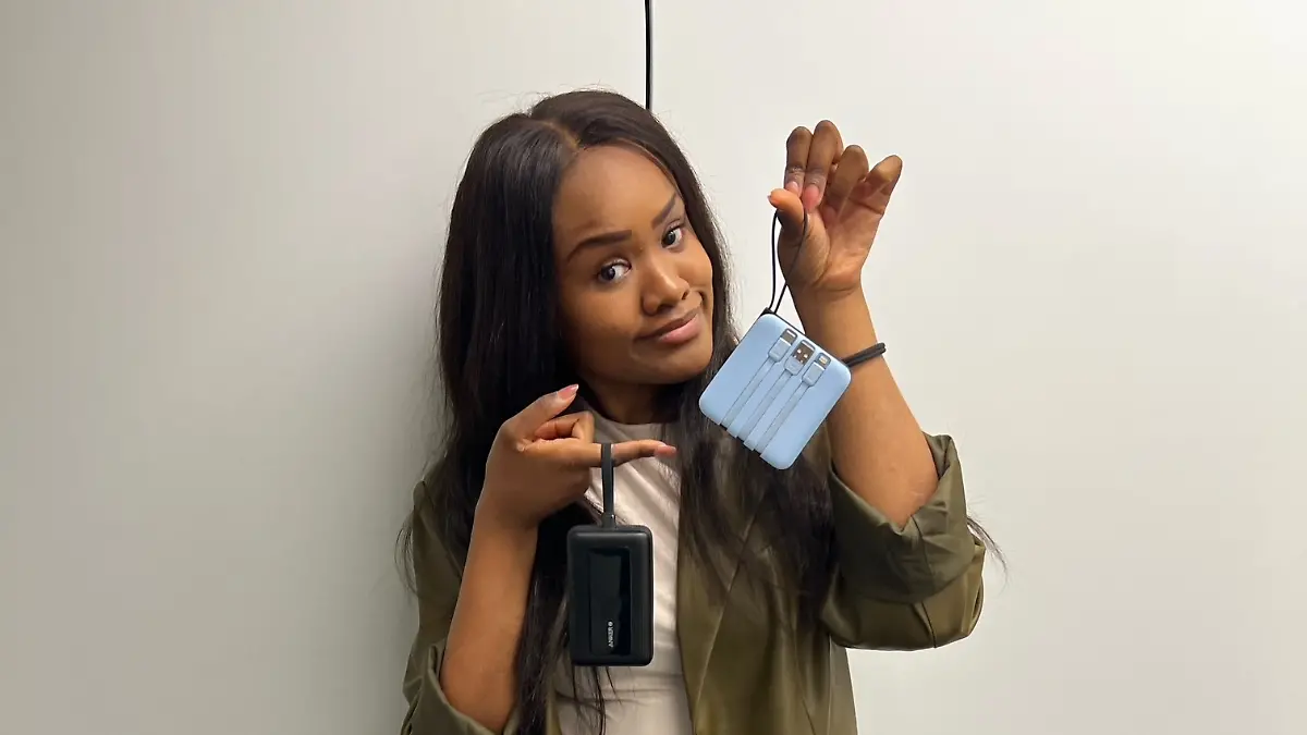 Malena Menezes mit Powerbanks