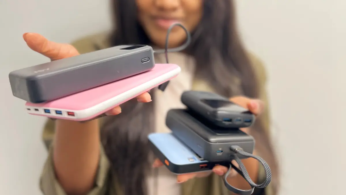 Redakteurin mit Powerbanks 