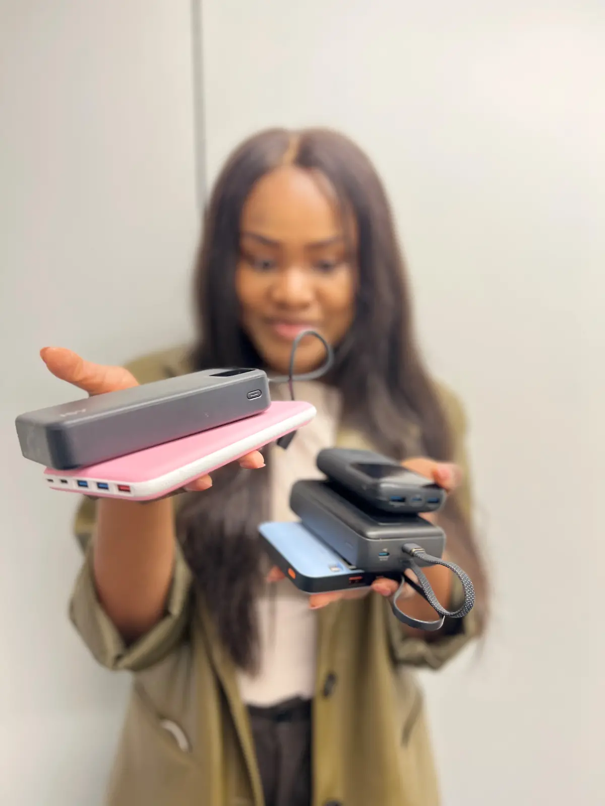Redakteurin mit Powerbanks 