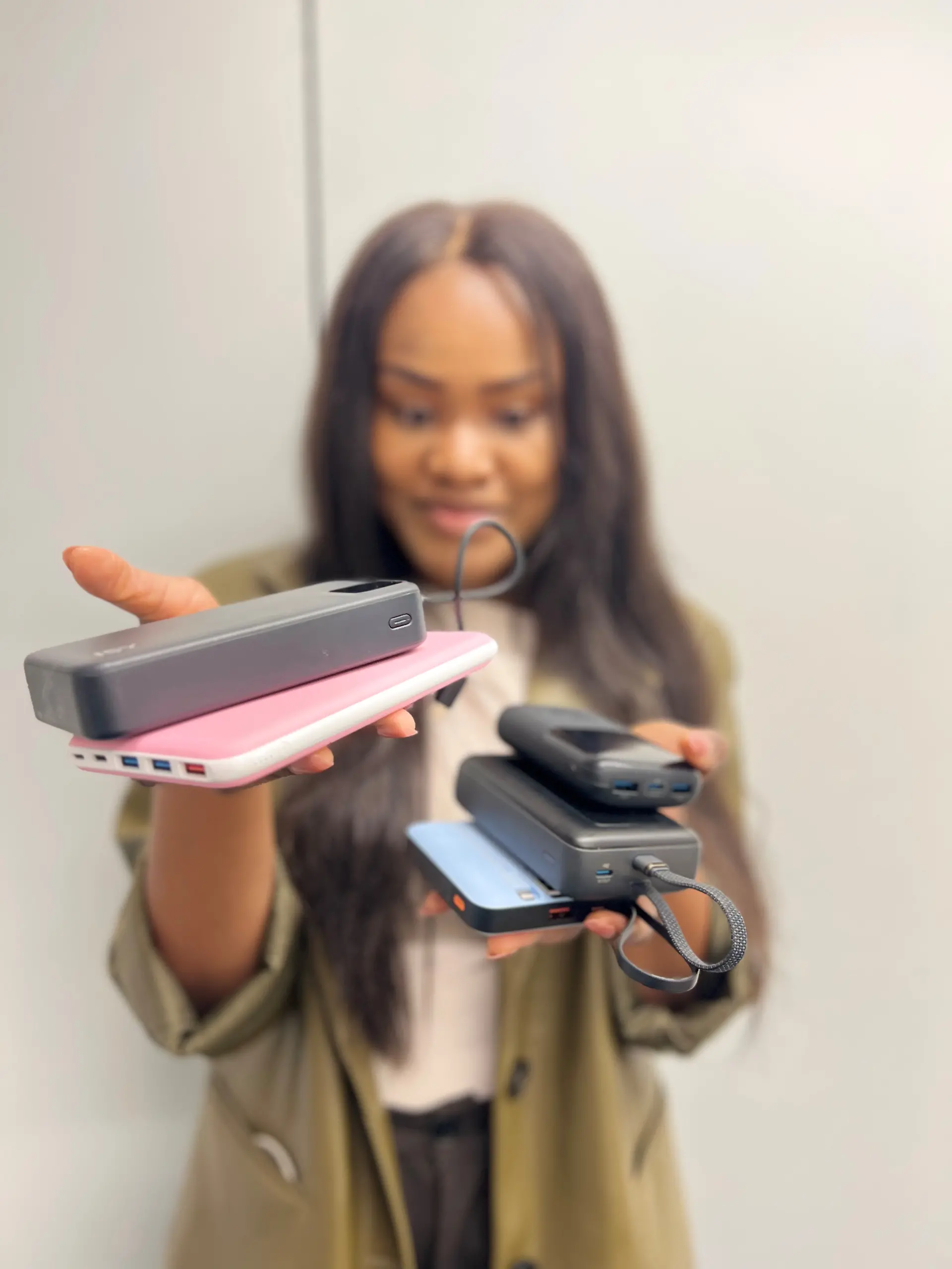 Redakteurin mit Powerbanks 