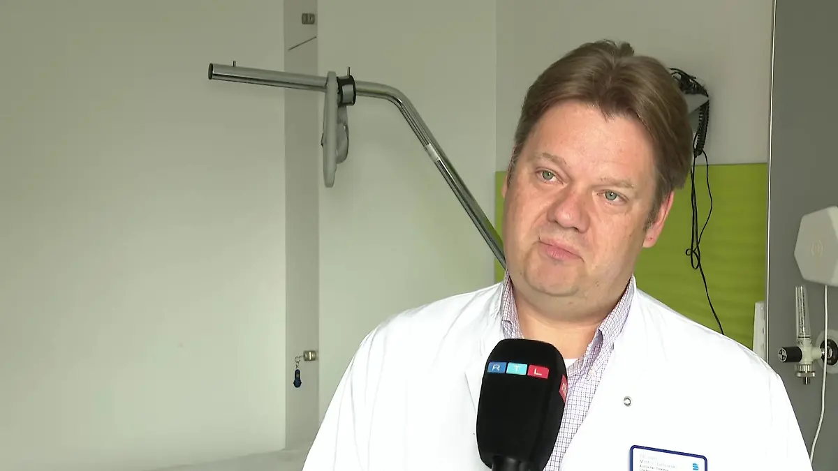 Dr. Martin Ulatowski lobt die Leistung des Krankenhauspersonals in der Nacht.