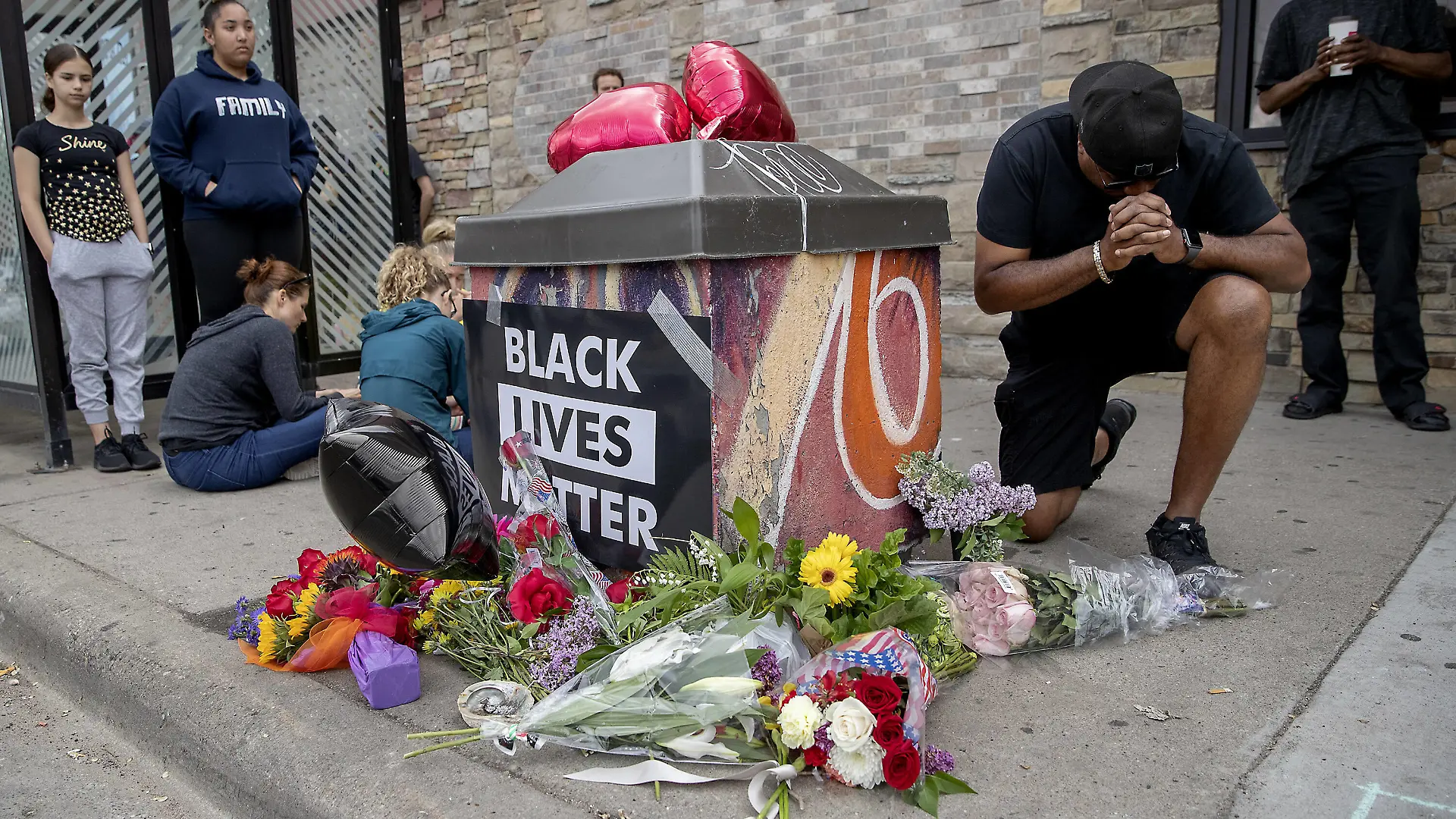 May 26, 2020, Minneapolis, MN, USA: People placed flowers Tuesday near the site where a man died after a confrontation with Minneapolis police on Monday evening at 38th and Chicago in south Minneapolis. Minneapolis USA - ZUMAm67 20200526zafm67044 Copyright: xElizabethxFloresx