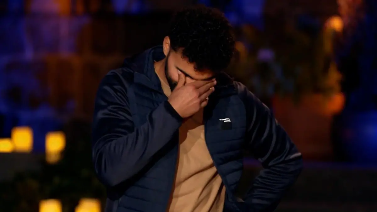 Younes Zarou realisiert, dass er keine Chance hat gegen drei Verräterinnen. 