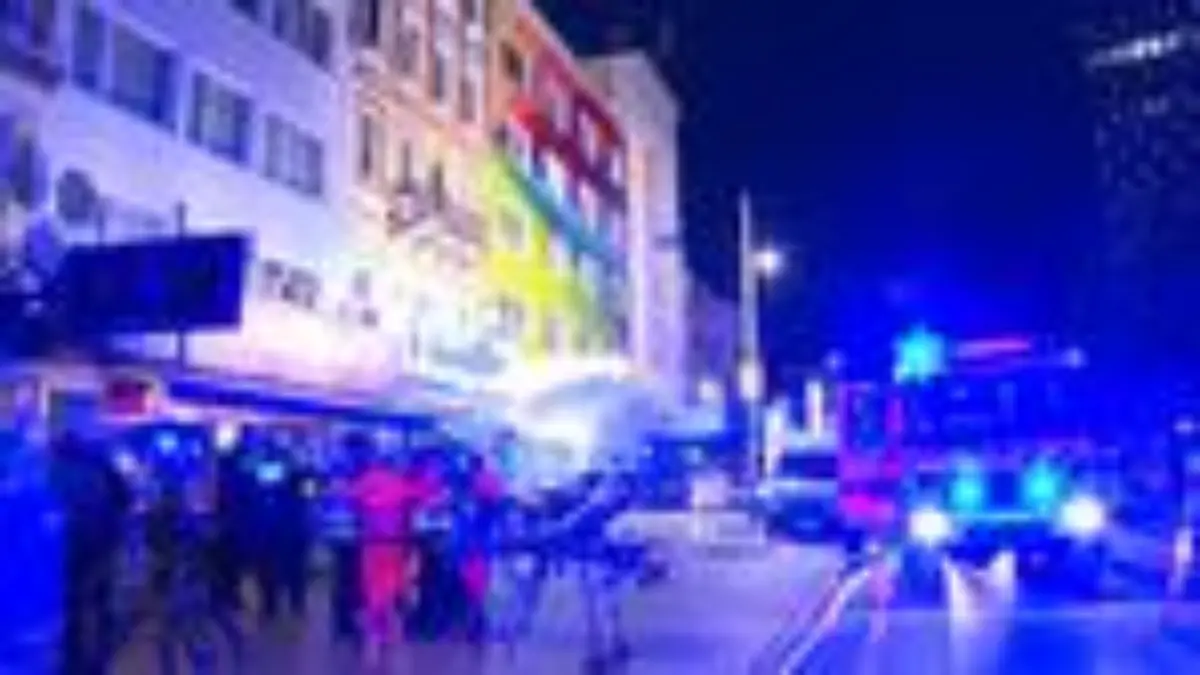 Feuerwehrautos stehen mit Blaulicht am Unfallort.