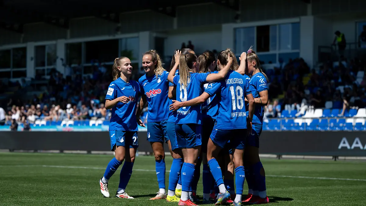 Jubel bei den Frauen der TSG Hoffenheim nach dem Sieg gegen FC Carl Zeiss Jena in der Google Pixel Bundesliga, Saison 2024/2025