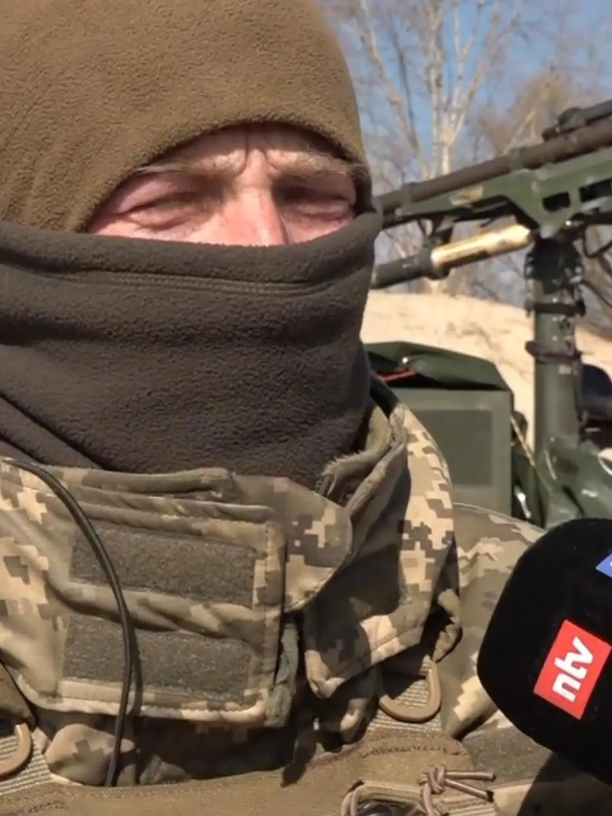 "In der letzten Zeit gab es immer weniger Angriffe. Der Feind wird schwächer und schwächer, das spüren wir hier. Sie haben wohl weniger Munition und wir wehren ihre Angriffe erfolgreich ab." Das sagt Drohnenjäger Ruby. Er ist Drohnenjäger in der Nähe von Kiew. RTL-Reporter Stephan Richter konnte seine Einheit begleiten.