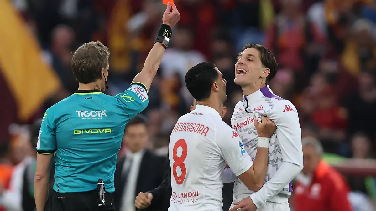 Rote Karte für Nicolo Zaniolo (AC Florenz) in der Partie der Serie A gegen die AS Rom in der Saison 2024/2025.