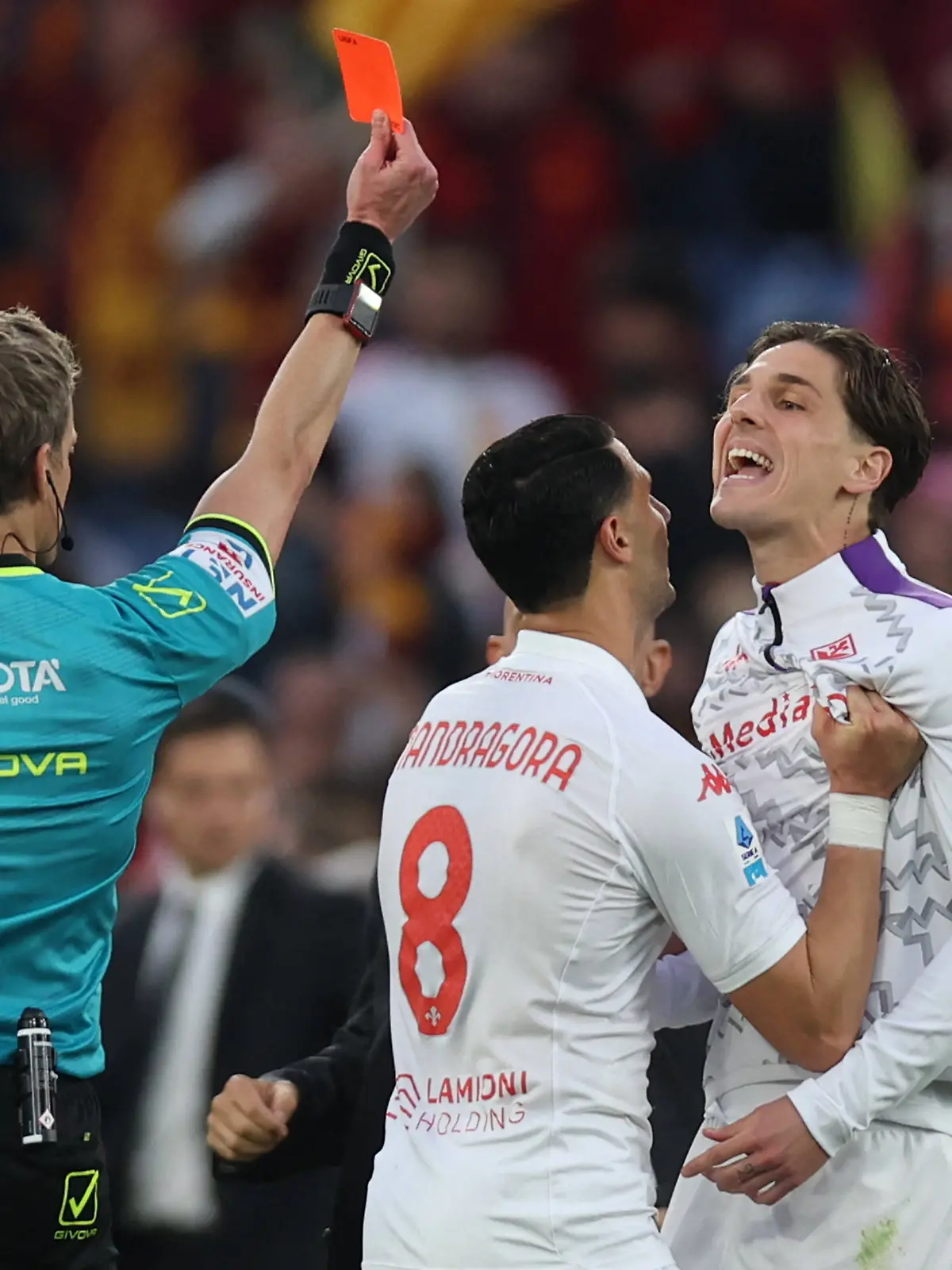 Rote Karte für Nicolo Zaniolo (AC Florenz) in der Partie der Serie A gegen die AS Rom in der Saison 2024/2025. 