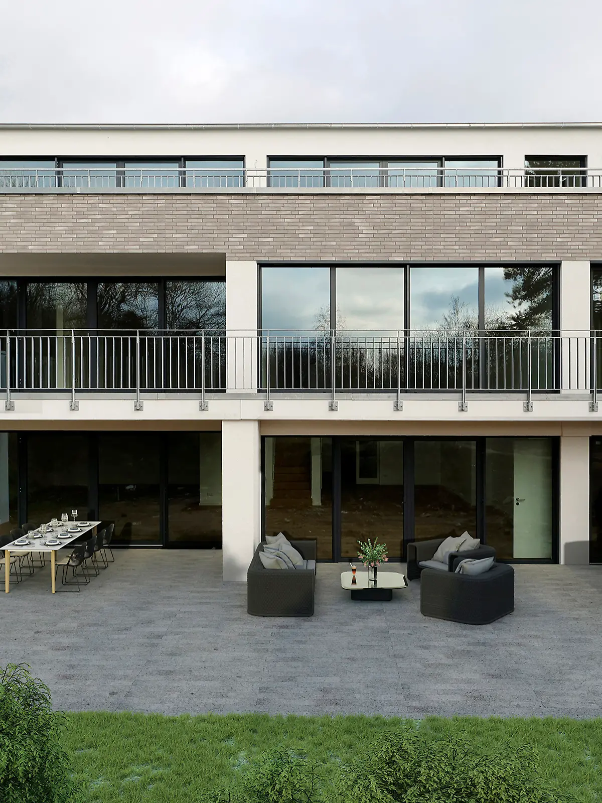 Grau-weiße Villa in der Frontalansicht von außen. Auf der Terrasse befindet sich ein kleiner Essbereich, eine Sitzecke sowie ein Whirlpool.