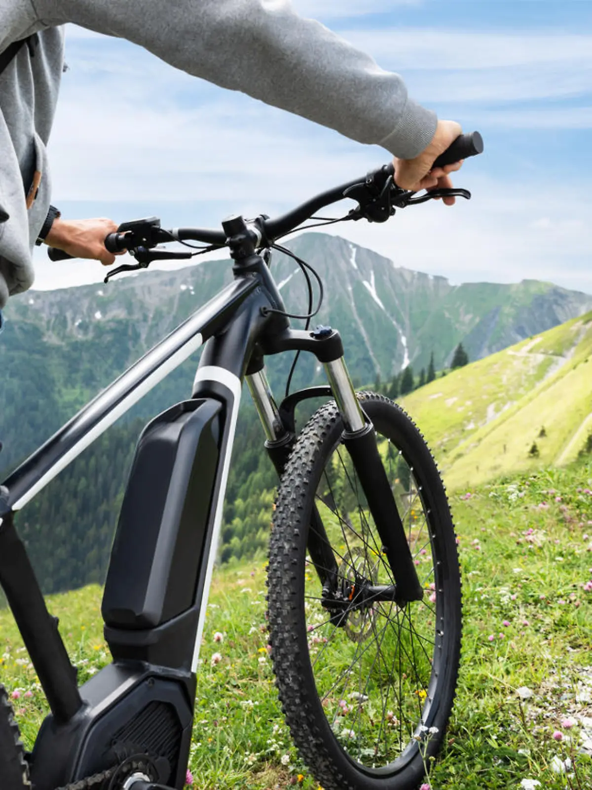 Mann schiebt E-Bike