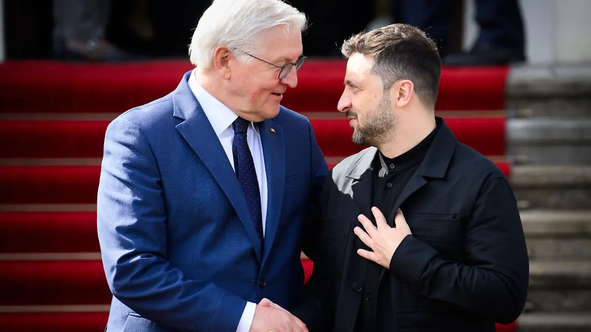 Wolodymyr Selenskyj, Präsident der Ukraine, wird von Bundespräsident Frank-Walter Steinmeier vor dem Schloss Bellevue nach ihrem Gespräch verabschiedet. Der ukrainische Präsident Selenskyj ist zu einem eintägigen Besuch in der deutschen Hauptstadt.