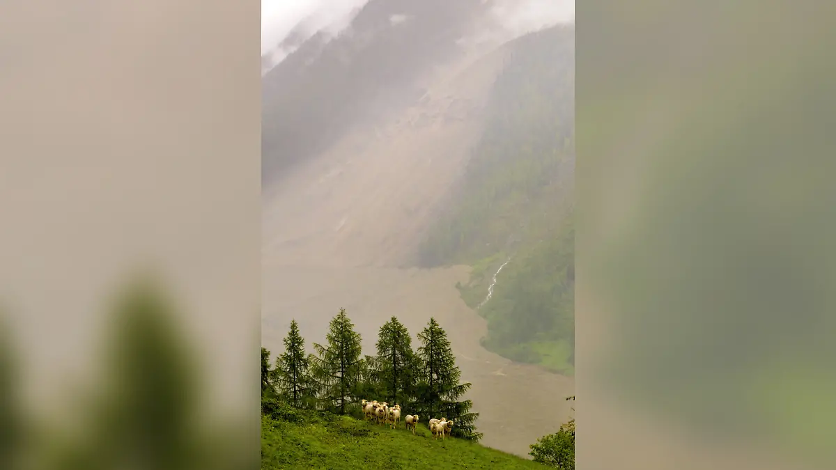 Schuttmassen wälzen sich ins Tal