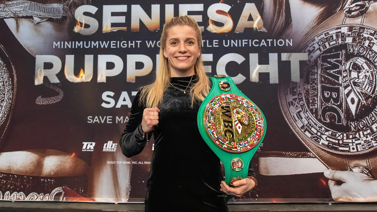 Tina Rupprecht Deutschland, Pressekonferenz Tina Rupprecht, Boxen, WM-Titel-Vereinigungskampf, Seniesa Estrada, WBC, WBA, Ring Magazine, 07.03.2023 Augsburg Bayern Deutschland *** Tina Rupprecht Germany , press conference Tina Rupprecht, boxing, world title unification fight, Seniesa Estrada, WBC, WBA, Ring Magazine, 07 03 2023 Augsburg Bayern Germany Copyright: xkolbert-press/ChristianxKolbertx