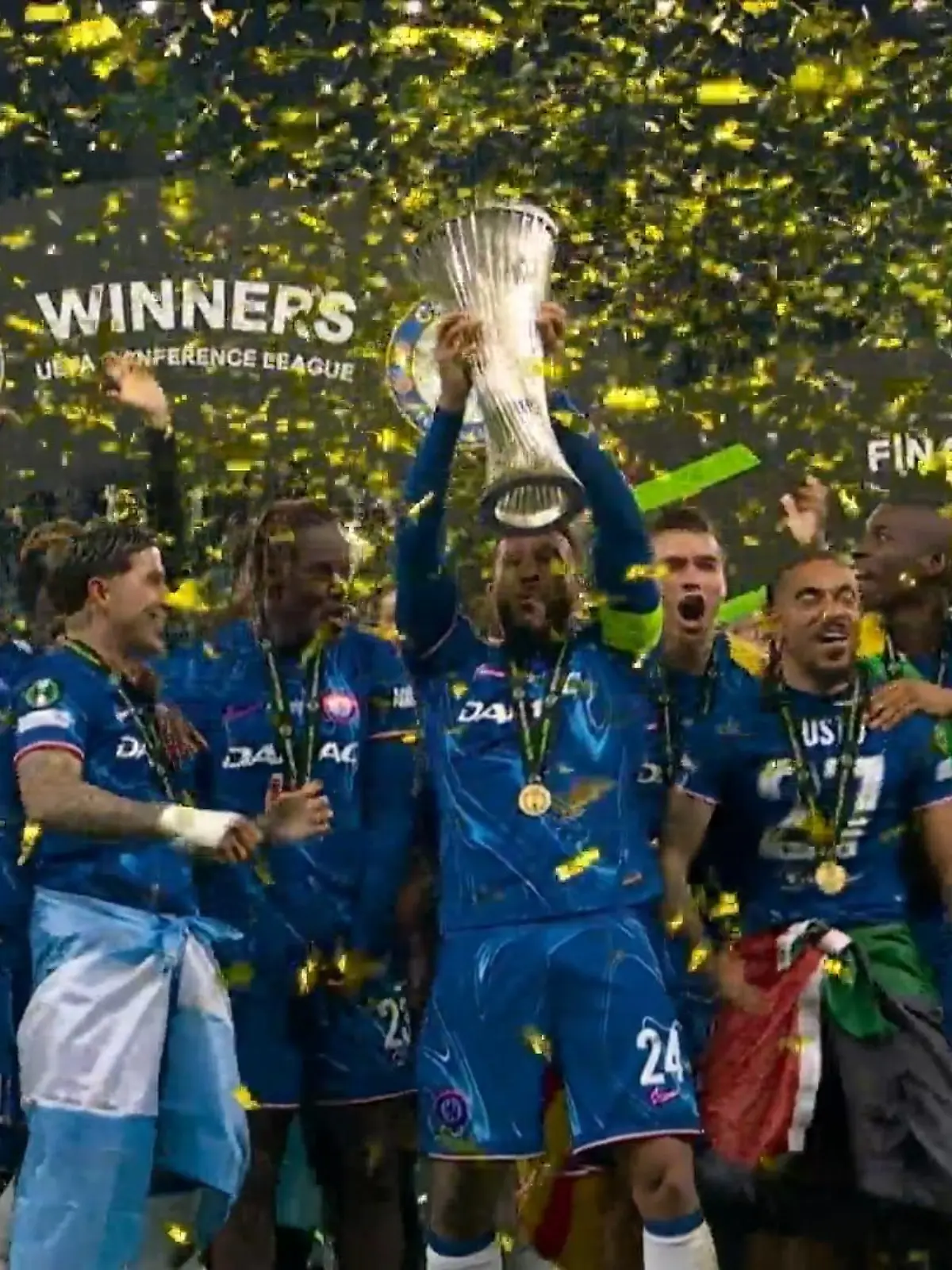 Bild zu: "Die Blues krönen ihre magische Nacht mit dem Conference-League-Pokal"