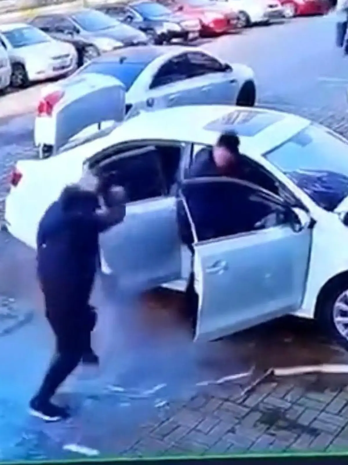 Riesen-Schock in Ostchina! Nur wenige Zentimeter weiter links – und dieser Mann wäre beinahe von einer Fensterscheibe erschlagen worden. Wie aus dem Nichts rauscht die Glasscheibe vom Hochhaus herab, der Mann und ein Hund haben Glück im Unglück. Wieso es zu dem dramatischen Vorfall kam, sehen Sie im Video.