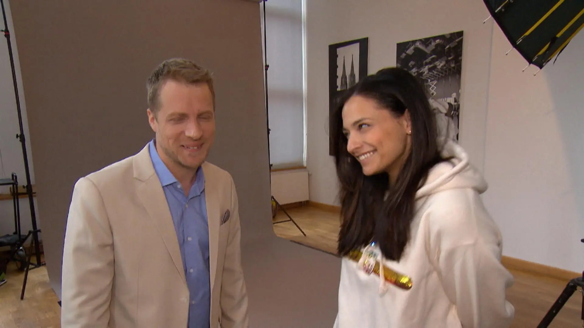 Amira Pocher macht den Straßen-Test Stiehlt sie ihrem Olli die Show?
