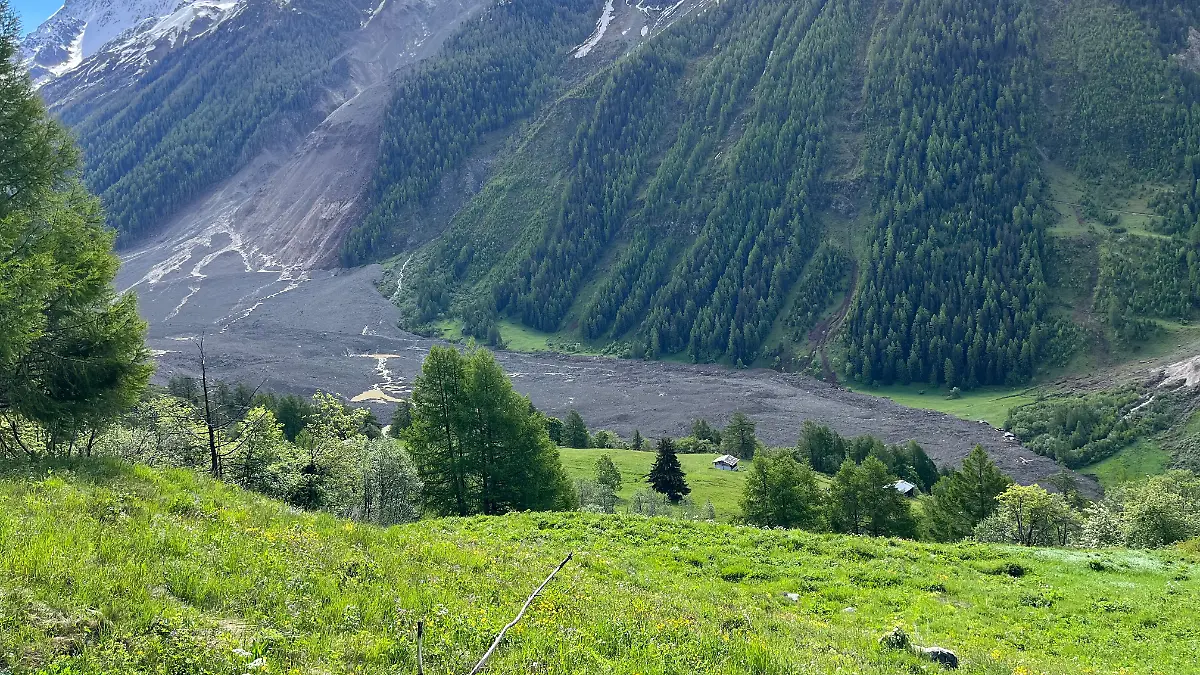 Nach dem Bergrutsch wurden die verbliebenen Häuser des Dorfes von der Flut zerstört.