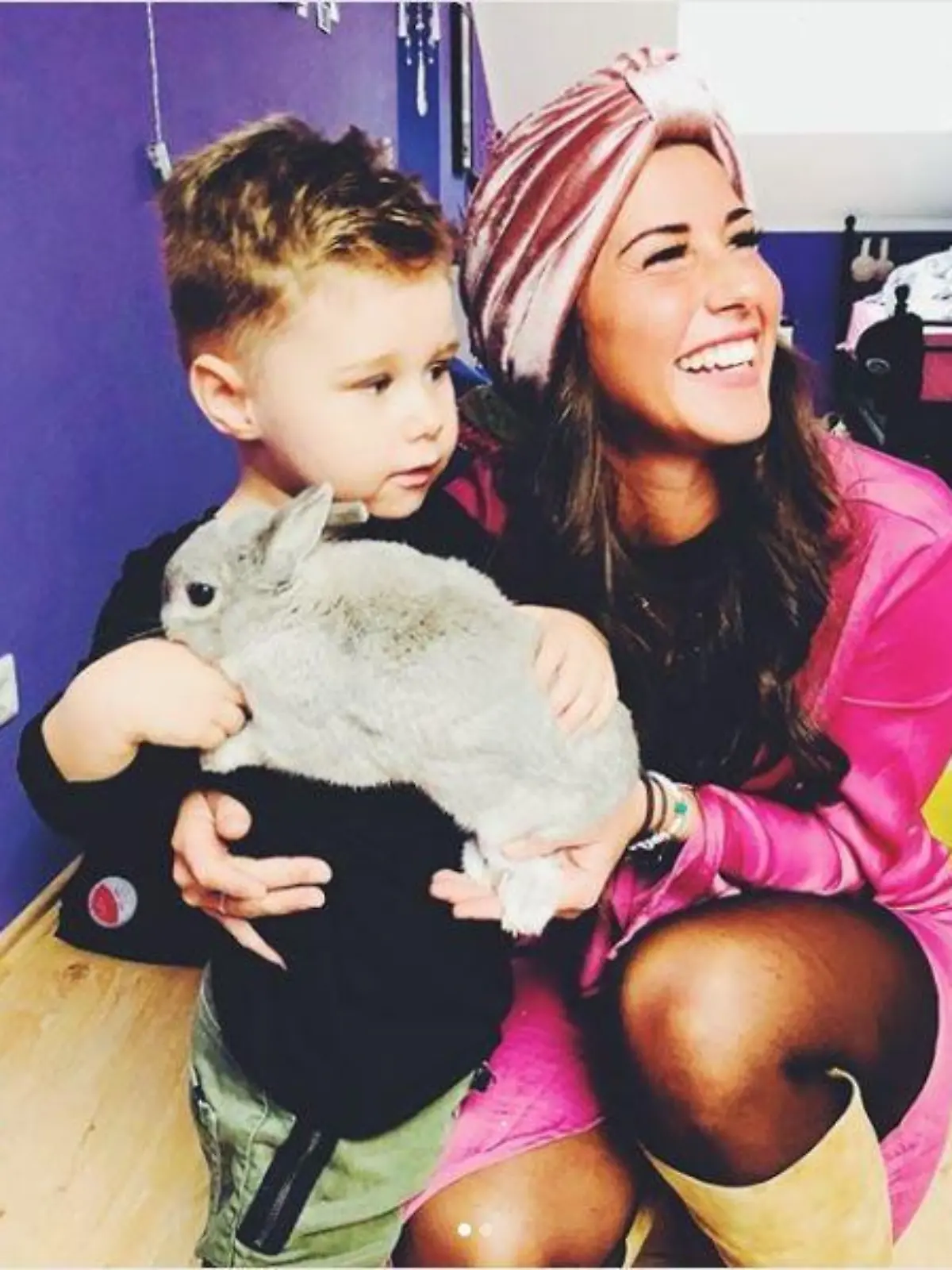Sarah Lombardi und Söhnchen Alessio mit seinem neuen Ostergeschenk.