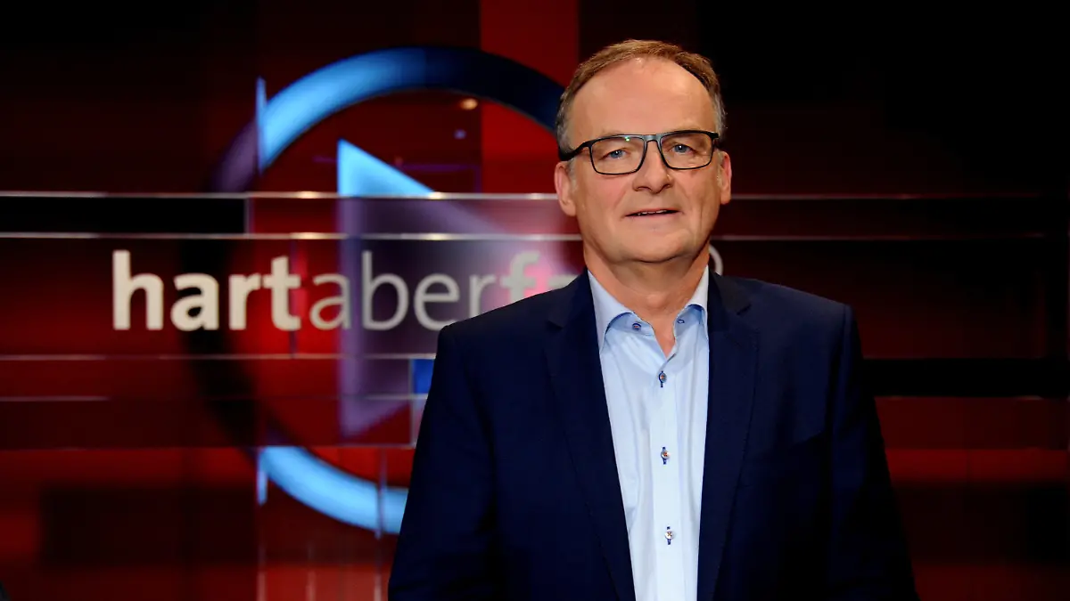 ARCHIV - 08.01.2018, Nordrhein-Westfalen, Köln: Frank Plasberg, TV-Moderator, aufgenommen in der ARD-Talkshow «hart aber fair». Der Moderator der Politik-TV-Talkshow «Hart aber fair», Frank Plasberg, fällt aus Krankheitsgründen vorübergehend aus. Die Sendung, die montags im Ersten um 21.00 Uhr ausgestrahlt wird, soll ab 27. Januar vertretungsweise für einige Ausgaben von Moderatorin Susan Link präsentiert werden, wie der Sender am Dienstag mitteilte. Sie ist unter anderem als Moderatorin aus dem «ARD-Morgenmagazin» bekannt. Foto: Horst Galuschka/dpa +++ dpa-Bildfunk +++