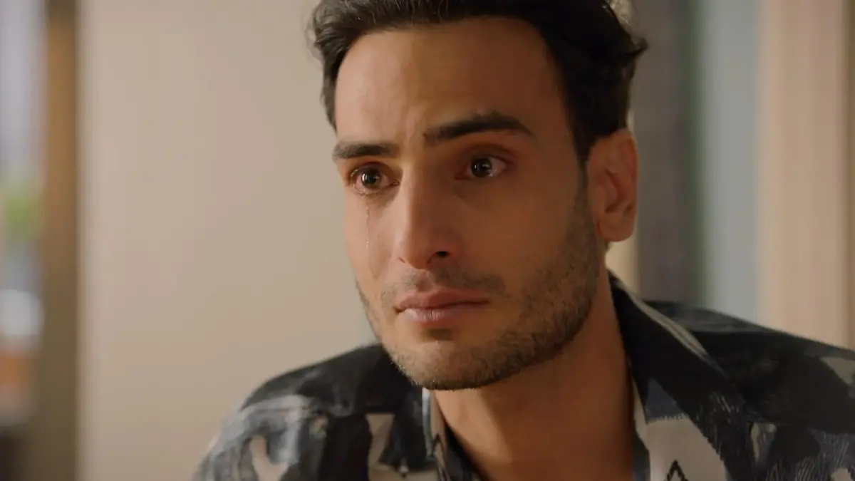 Nihat kann nicht glauben, was da gerade passiert. 