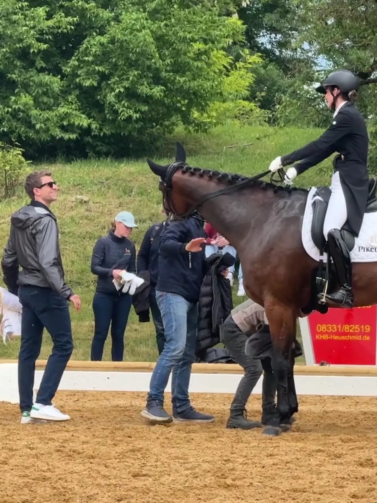 Bild zu: "Hier scherzen Thomas und Lisa Müller endlich wieder zusammen"