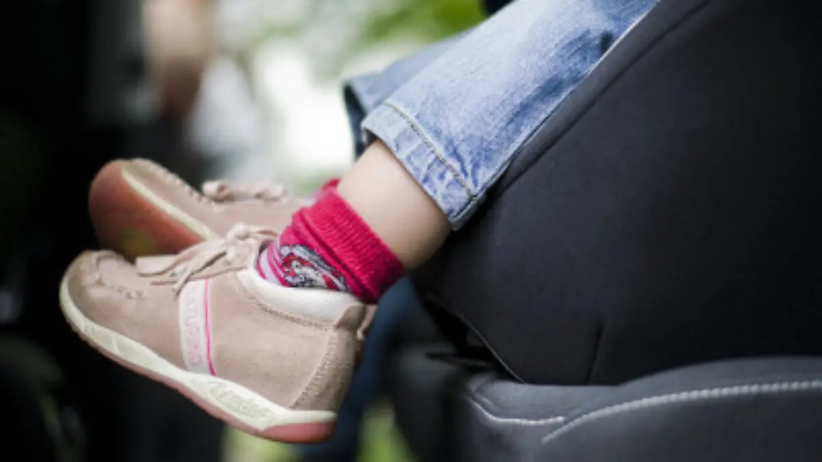 In der prallen Mittagssonne lässt eine 24-jährige Mutter ihr Kleinkind im Auto – um in einem Klamottenladen shoppen zu gehen!