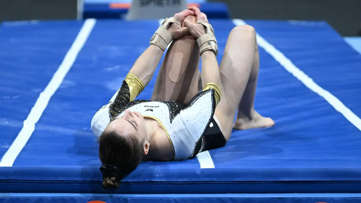 Helen Kevric hält sich das verletzte linke Knie.