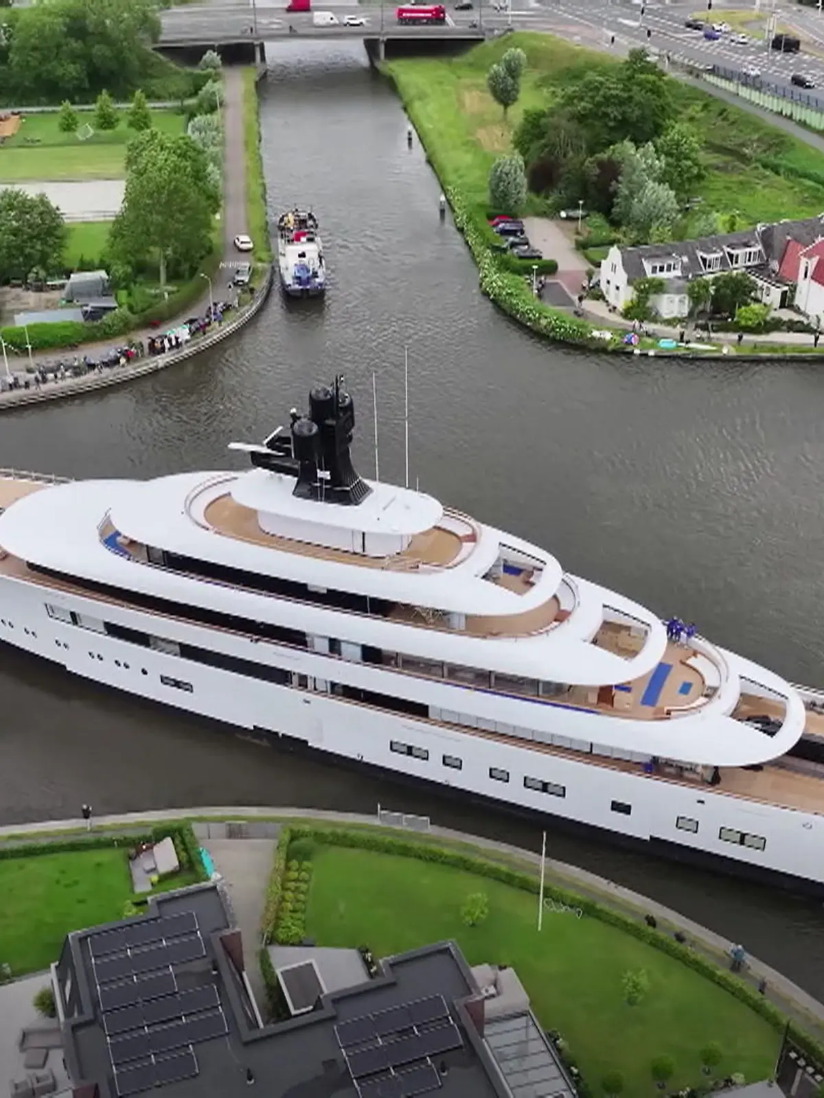 Bild zu: "Mega-Yacht quetscht sich durch"