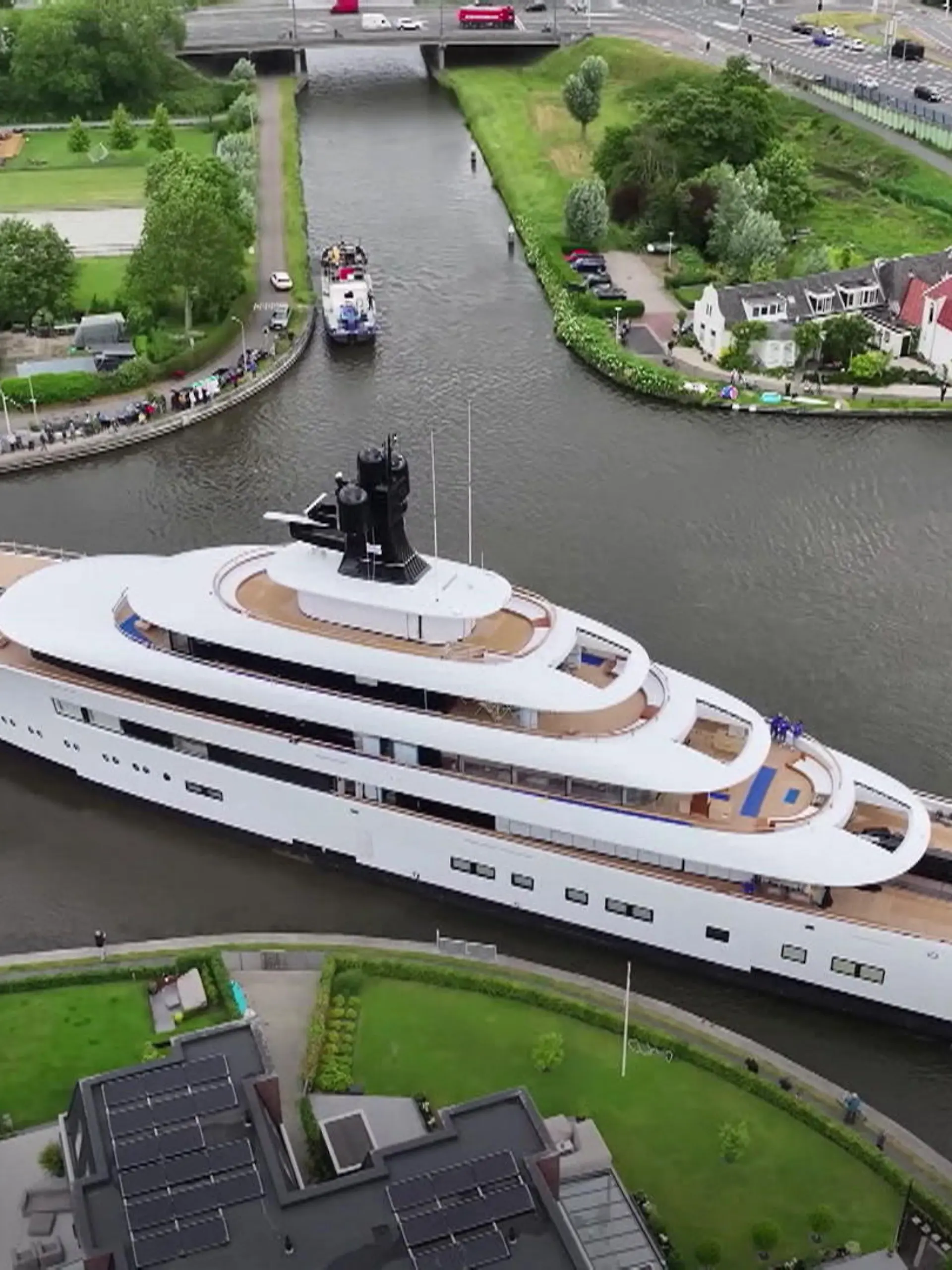 Bild zu: "Mega-Yacht quetscht sich durch"