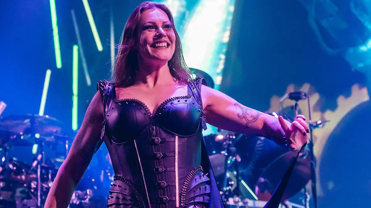 Floor Jansen, Sängerin von Nightwish live in der Berliner Max-Schmeling-Halle, 25.11.2022