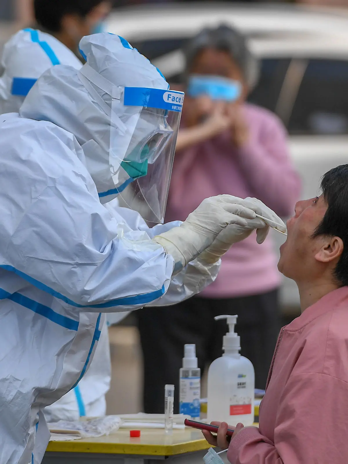  200516 -- JILIN, May 16, 2020 -- A medical worker collects a throat swab of a resident at a residential community in Shulan, northeast China s Jilin Province, May 16, 2020. Jilin reported two new confirmed COVID-19 cases on Friday, local health authorities said Saturday. The provincial health commission said the two domestically transmitted cases were close contacts of earlier confirmed cases in the cities of Jilin and Shulan.  CHINA-JILIN-COVID-19-NEW CASES CN ZhangxNan PUBLICATIONxNOTxINxCHN