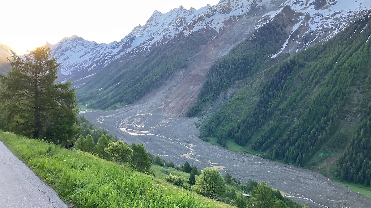 Das Lötschental am Freitagmorgen (30. Mai): Es hat sich ein kleiner Bach gebildet.