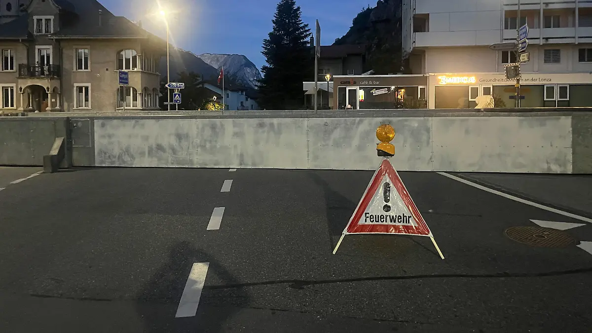 Selbst Dörfer, die zwölf Kilometer von dem See, der sich nach dem Gletscherabsturz in Blatten gebildet hat, entfernt liegen, bereiten sich auf Evakuierungen vor. Zudem wurden Brücken gesperrt, wie hier in Steg.