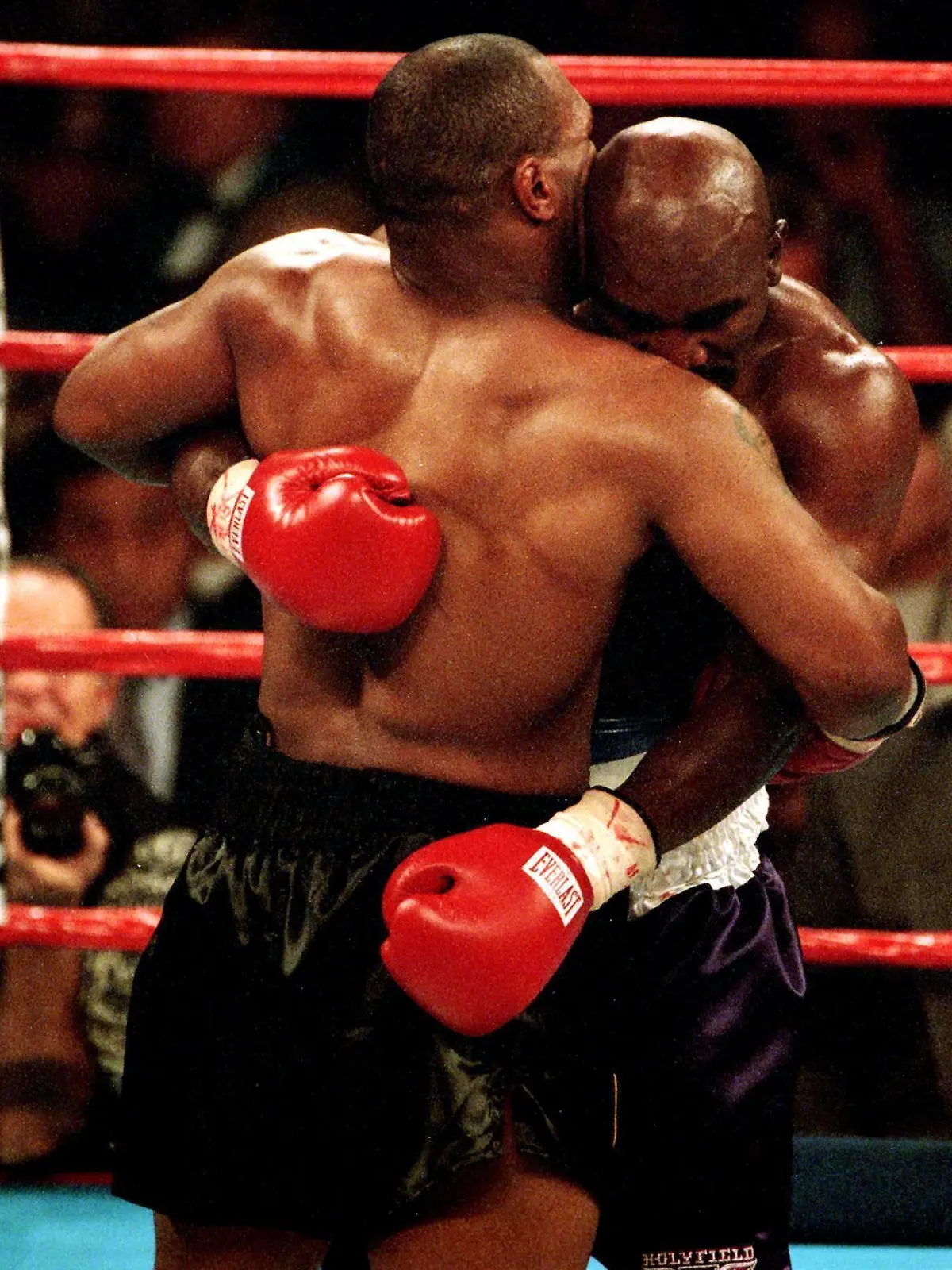  Mike Tyson li. beißt Evander Holyfield beide USA ein Teil des Ohres ab - PUBLICATION ONLY FOR GERMAN, SWISS, AUSTRIAN AND HUNGARIAN MEDIA Icon5590242