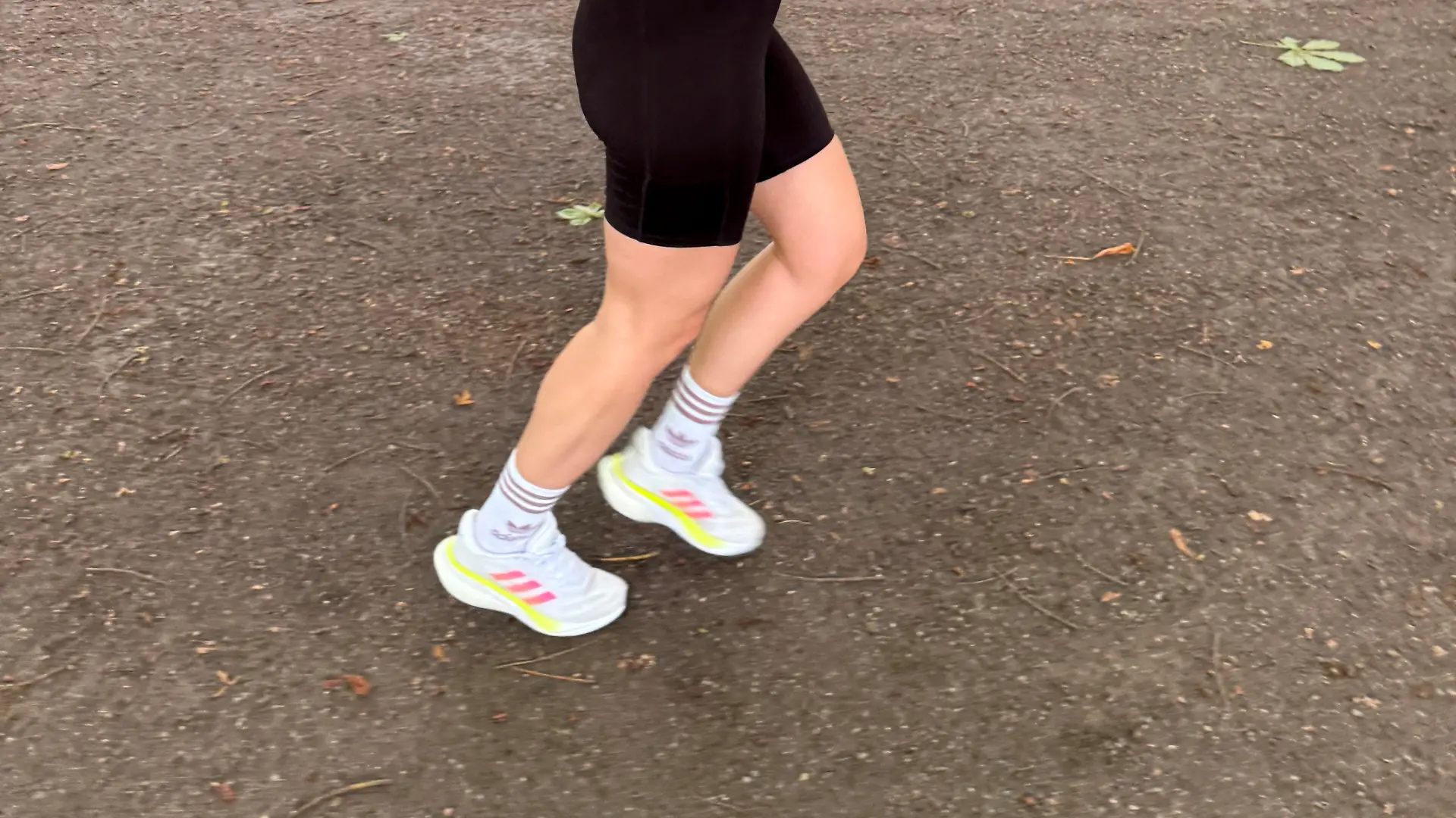Redakteurin geht mit dem adidas Modell joggen. 