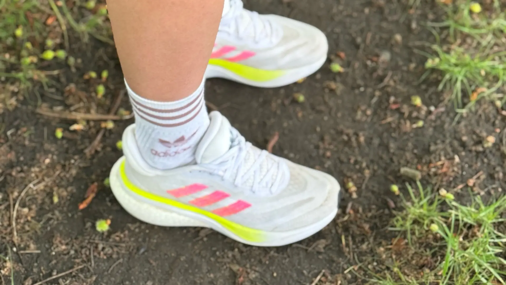 Der adidas Laufschuh von der Seite. 