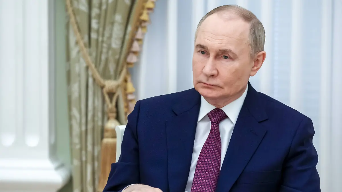 Russlands Präsident Wladimir Putin schaut ernst