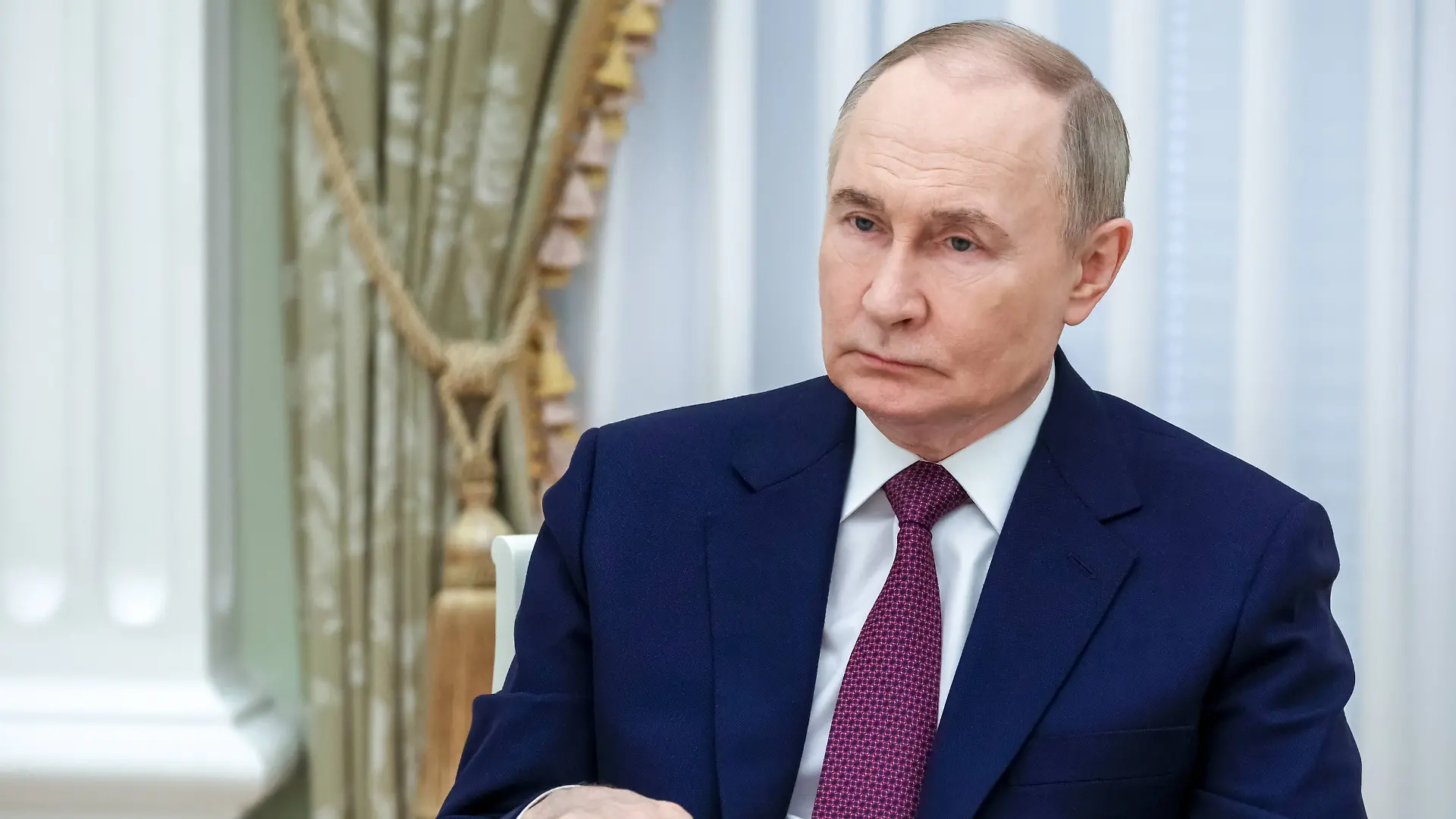 Russlands Präsident Wladimir Putin schaut ernst