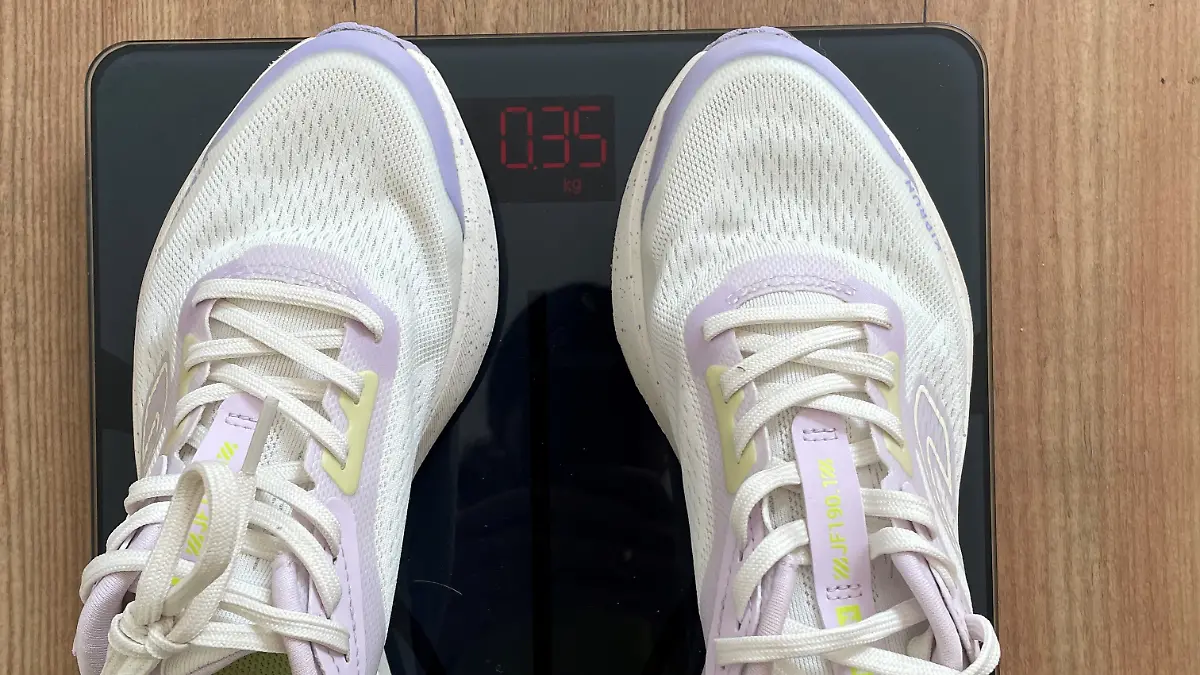 Der KIPRUN Jogflow 190.1 auf der Waage.